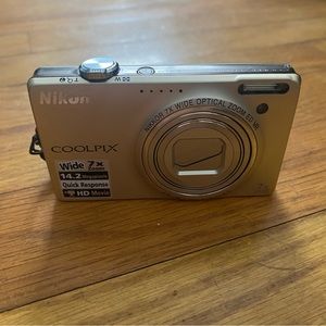 Nikon Coolpix S6000 Digital Camera - Silver